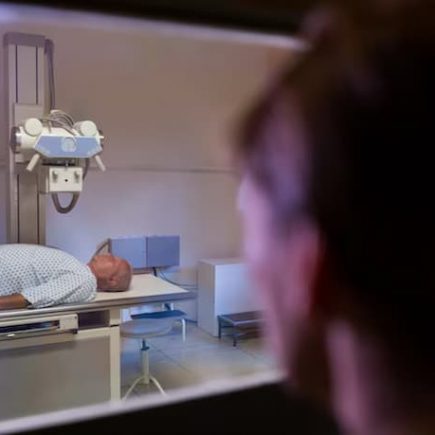 Por que o vidro plumbífero é indispensável na radiologia? Proteja sua equipe e pacientes com segurança total