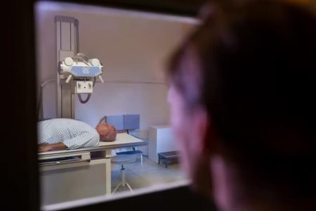Por que o vidro plumbífero é indispensável na radiologia? Proteja sua equipe e pacientes com segurança total