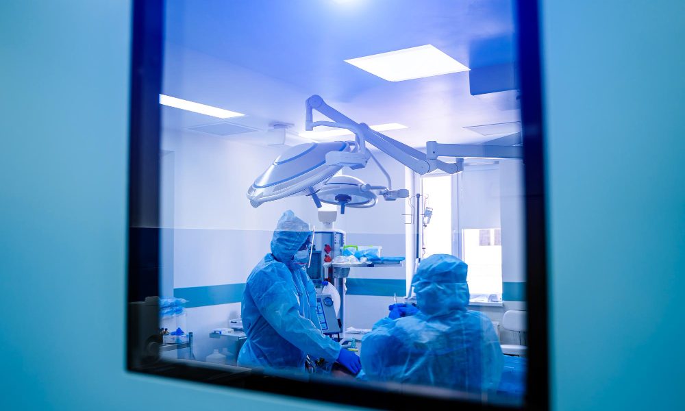 Onde comprar visores radiológicos sob medida em São Paulo Encontre visores radiológicos sob medida em São Paulo com segurança, qualidade e instalação especializada da BRAGA X BLINDAGEM. A segurança em ambientes médicos, hospitalares e laboratoriais vai muito além do cuidado direto com pacientes. Em espaços onde há emissão de radiação ionizante, como salas de raio-x, tomografia e hemodinâmica, é indispensável utilizar visores radiológicos que garantam a proteção adequada aos profissionais e visitantes. Esses recursos são projetados para permitir visibilidade durante os exames, sem comprometer a saúde de quem está acompanhando os procedimentos. O contato direto com a radiação pode causar danos irreversíveis ao organismo, tornando indispensável a instalação de soluções de proteção radiológica certificadas. Para gestores e profissionais de clínicas e hospitais em São Paulo, a busca por visores radiológicos sob medida é cada vez mais comum. Afinal, somente produtos de qualidade asseguram que a estrutura esteja em conformidade com as normas técnicas exigidas e mantenha a segurança de todos. Visor plumbífero: entenda o produto e sua aplicação ideal Por que os visores radiológicos são essenciais Os visores radiológicos são fabricados com vidro plumbífero para radiologia, material que contém óxido de chumbo em sua composição e atua como uma barreira eficaz contra os raios-x e raios gama. Essa tecnologia garante que o ambiente continue protegido sem comprometer a visibilidade necessária ao acompanhamento de exames. O visor plumbífero é especialmente desenvolvido para suportar a intensidade da radiação, funcionando como uma parede transparente de proteção. Assim, médicos e técnicos podem observar pacientes em tempo real, mantendo-se seguros em áreas controladas. O visor de vidro plumbífero alia transparência e resistência, características fundamentais para a rotina hospitalar. Além de ser um componente de proteção indispensável, ele contribui para o cumprimento das normas de segurança e promove maior confiança no ambiente radiológico. Benefícios de escolher visores radiológicos sob medida Optar por visores radiológicos sob medida é a garantia de um ajuste ideal ao projeto arquitetônico de clínicas e hospitais. Cada sala de exames possui características específicas, e a personalização permite que o visor seja adaptado com perfeição ao espaço disponível, sem falhas ou improvisos. Outro ponto relevante é a durabilidade. Produtos sob medida, fabricados com materiais de alta qualidade, garantem maior vida útil e resistência, mesmo em ambientes de uso intenso. Isso evita manutenções frequentes e assegura o funcionamento contínuo da estrutura. Entre os principais benefícios de optar por visores sob medida estão: Ajuste perfeito ao projeto arquitetônico da clínica ou hospital. Maior segurança e durabilidade com materiais certificados. Adequação às normas de proteção radiológica, exigidas por órgãos reguladores. Versatilidade de instalação em portas, paredes e janelas técnicas. Ao final, a personalização não é apenas uma questão estética, mas sim de segurança, adequação técnica e confiabilidade. Visor radiológico: a escolha perfeita para barrar a radiação e garantir segurança Onde comprar visores radiológicos sob medida em São Paulo A capital paulista concentra uma das maiores demandas do país por serviços médicos e laboratoriais. Nesse cenário, cresce também a procura por fornecedores especializados em visores radiológicos sob medida. A escolha correta do fornecedor é determinante para garantir que o ambiente esteja realmente protegido contra os efeitos nocivos da radiação. Ao buscar esse tipo de produto em São Paulo, é essencial verificar não apenas o preço, mas a credibilidade da empresa, a qualidade dos materiais e o cumprimento das normas de segurança. Um visor inadequado pode comprometer todo o projeto de radiologia, colocando em risco pacientes e profissionais. Portanto, antes de comprar, certifique-se de que a empresa atua com experiência comprovada, oferece suporte técnico completo e realiza instalações dentro dos padrões exigidos pela ANVISA e pela CNEN. Esses diferenciais asseguram que o investimento seja eficiente e duradouro. BRAGA X BLINDAGEM: referência em visores radiológicos A BRAGA X BLINDAGEM é uma das principais referências em soluções de blindagem radiológica no Brasil, oferecendo produtos que unem qualidade, eficiência e segurança. Com ampla experiência no setor, a empresa atende hospitais, clínicas e laboratórios em São Paulo e em outras regiões do país, sempre garantindo conformidade com as normas vigentes. Um dos grandes diferenciais da Braga é o foco em personalização. Os visores radiológicos sob medida são desenvolvidos para atender projetos específicos, adaptando-se a diferentes tamanhos e formatos. Isso assegura máxima eficiência no bloqueio da radiação e maior praticidade na instalação. Entre os destaques da empresa estão: Produção sob medida, com personalização para qualquer ambiente. Equipe técnica especializada, capaz de orientar desde a escolha até a instalação. Conformidade com normas ANVISA e CNEN, garantindo credibilidade e segurança. Atendimento completo, que inclui cotação, suporte técnico e instalação final. Esses diferenciais posicionam a BRAGA X BLINDAGEM como parceira estratégica para quem busca soluções seguras e de alto desempenho em visores radiológicos. Visor plumbífero para raio-x: proteção radiológica para o seu projeto Segurança e confiança com a BRAGA X BLINDAGEM Investir em visores radiológicos é investir na segurança de equipes médicas, pacientes e visitantes. A radiação ionizante é invisível e perigosa, mas com a proteção adequada é possível manter ambientes hospitalares e laboratoriais totalmente controlados. A BRAGA X BLINDAGEM construiu sua reputação ao longo dos anos justamente pela credibilidade e pelo compromisso com a segurança. Cada produto é desenvolvido com base em rigor técnico, garantindo que o cliente receba não apenas um material, mas uma solução completa de proteção radiológica. Se você atua em São Paulo e busca qualidade, confiabilidade e suporte especializado, a BRAGA X BLINDAGEM é a escolha certa. Entre em contato agora mesmo e solicite seu orçamento de visores radiológicos sob medida em São Paulo.