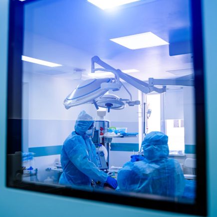 Onde comprar visores radiológicos sob medida em São Paulo Encontre visores radiológicos sob medida em São Paulo com segurança, qualidade e instalação especializada da BRAGA X BLINDAGEM. A segurança em ambientes médicos, hospitalares e laboratoriais vai muito além do cuidado direto com pacientes. Em espaços onde há emissão de radiação ionizante, como salas de raio-x, tomografia e hemodinâmica, é indispensável utilizar visores radiológicos que garantam a proteção adequada aos profissionais e visitantes. Esses recursos são projetados para permitir visibilidade durante os exames, sem comprometer a saúde de quem está acompanhando os procedimentos. O contato direto com a radiação pode causar danos irreversíveis ao organismo, tornando indispensável a instalação de soluções de proteção radiológica certificadas. Para gestores e profissionais de clínicas e hospitais em São Paulo, a busca por visores radiológicos sob medida é cada vez mais comum. Afinal, somente produtos de qualidade asseguram que a estrutura esteja em conformidade com as normas técnicas exigidas e mantenha a segurança de todos. Visor plumbífero: entenda o produto e sua aplicação ideal Por que os visores radiológicos são essenciais Os visores radiológicos são fabricados com vidro plumbífero para radiologia, material que contém óxido de chumbo em sua composição e atua como uma barreira eficaz contra os raios-x e raios gama. Essa tecnologia garante que o ambiente continue protegido sem comprometer a visibilidade necessária ao acompanhamento de exames. O visor plumbífero é especialmente desenvolvido para suportar a intensidade da radiação, funcionando como uma parede transparente de proteção. Assim, médicos e técnicos podem observar pacientes em tempo real, mantendo-se seguros em áreas controladas. O visor de vidro plumbífero alia transparência e resistência, características fundamentais para a rotina hospitalar. Além de ser um componente de proteção indispensável, ele contribui para o cumprimento das normas de segurança e promove maior confiança no ambiente radiológico. Benefícios de escolher visores radiológicos sob medida Optar por visores radiológicos sob medida é a garantia de um ajuste ideal ao projeto arquitetônico de clínicas e hospitais. Cada sala de exames possui características específicas, e a personalização permite que o visor seja adaptado com perfeição ao espaço disponível, sem falhas ou improvisos. Outro ponto relevante é a durabilidade. Produtos sob medida, fabricados com materiais de alta qualidade, garantem maior vida útil e resistência, mesmo em ambientes de uso intenso. Isso evita manutenções frequentes e assegura o funcionamento contínuo da estrutura. Entre os principais benefícios de optar por visores sob medida estão: Ajuste perfeito ao projeto arquitetônico da clínica ou hospital. Maior segurança e durabilidade com materiais certificados. Adequação às normas de proteção radiológica, exigidas por órgãos reguladores. Versatilidade de instalação em portas, paredes e janelas técnicas. Ao final, a personalização não é apenas uma questão estética, mas sim de segurança, adequação técnica e confiabilidade. Visor radiológico: a escolha perfeita para barrar a radiação e garantir segurança Onde comprar visores radiológicos sob medida em São Paulo A capital paulista concentra uma das maiores demandas do país por serviços médicos e laboratoriais. Nesse cenário, cresce também a procura por fornecedores especializados em visores radiológicos sob medida. A escolha correta do fornecedor é determinante para garantir que o ambiente esteja realmente protegido contra os efeitos nocivos da radiação. Ao buscar esse tipo de produto em São Paulo, é essencial verificar não apenas o preço, mas a credibilidade da empresa, a qualidade dos materiais e o cumprimento das normas de segurança. Um visor inadequado pode comprometer todo o projeto de radiologia, colocando em risco pacientes e profissionais. Portanto, antes de comprar, certifique-se de que a empresa atua com experiência comprovada, oferece suporte técnico completo e realiza instalações dentro dos padrões exigidos pela ANVISA e pela CNEN. Esses diferenciais asseguram que o investimento seja eficiente e duradouro. BRAGA X BLINDAGEM: referência em visores radiológicos A BRAGA X BLINDAGEM é uma das principais referências em soluções de blindagem radiológica no Brasil, oferecendo produtos que unem qualidade, eficiência e segurança. Com ampla experiência no setor, a empresa atende hospitais, clínicas e laboratórios em São Paulo e em outras regiões do país, sempre garantindo conformidade com as normas vigentes. Um dos grandes diferenciais da Braga é o foco em personalização. Os visores radiológicos sob medida são desenvolvidos para atender projetos específicos, adaptando-se a diferentes tamanhos e formatos. Isso assegura máxima eficiência no bloqueio da radiação e maior praticidade na instalação. Entre os destaques da empresa estão: Produção sob medida, com personalização para qualquer ambiente. Equipe técnica especializada, capaz de orientar desde a escolha até a instalação. Conformidade com normas ANVISA e CNEN, garantindo credibilidade e segurança. Atendimento completo, que inclui cotação, suporte técnico e instalação final. Esses diferenciais posicionam a BRAGA X BLINDAGEM como parceira estratégica para quem busca soluções seguras e de alto desempenho em visores radiológicos. Visor plumbífero para raio-x: proteção radiológica para o seu projeto Segurança e confiança com a BRAGA X BLINDAGEM Investir em visores radiológicos é investir na segurança de equipes médicas, pacientes e visitantes. A radiação ionizante é invisível e perigosa, mas com a proteção adequada é possível manter ambientes hospitalares e laboratoriais totalmente controlados. A BRAGA X BLINDAGEM construiu sua reputação ao longo dos anos justamente pela credibilidade e pelo compromisso com a segurança. Cada produto é desenvolvido com base em rigor técnico, garantindo que o cliente receba não apenas um material, mas uma solução completa de proteção radiológica. Se você atua em São Paulo e busca qualidade, confiabilidade e suporte especializado, a BRAGA X BLINDAGEM é a escolha certa. Entre em contato agora mesmo e solicite seu orçamento de visores radiológicos sob medida em São Paulo.